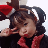这位韩国小女孩权律二的女人是火发表表情可爱的起来情包意思什么图片