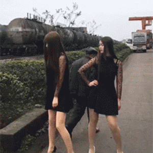 搞笑美女gif图片:妹子,你这个样子骑电动车虽然很拉风