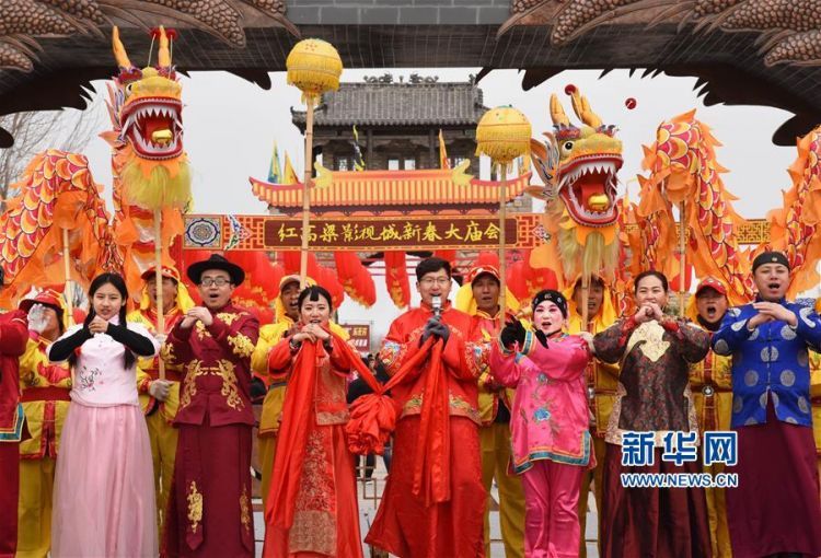 山东高密:逛庙会 赏民俗
