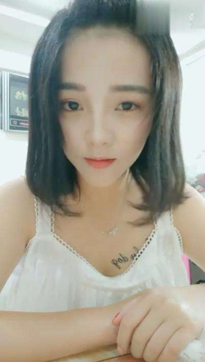90后漂亮女孩晒性感纹身, 走红网络, 网友: 想去学纹身了