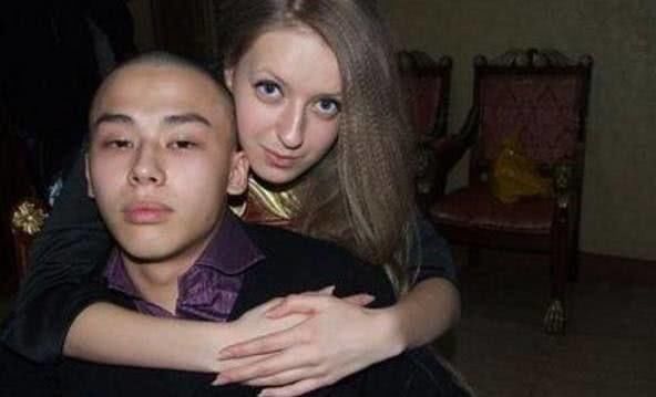 中国小伙娶了俄罗斯美女后,既幸福又烦恼,痛并快乐着!
