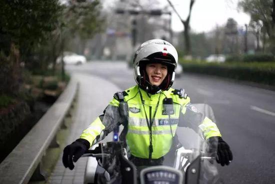 "最美女骑警"刷屏 苦练仨月驾驭600斤摩托(图)-北京