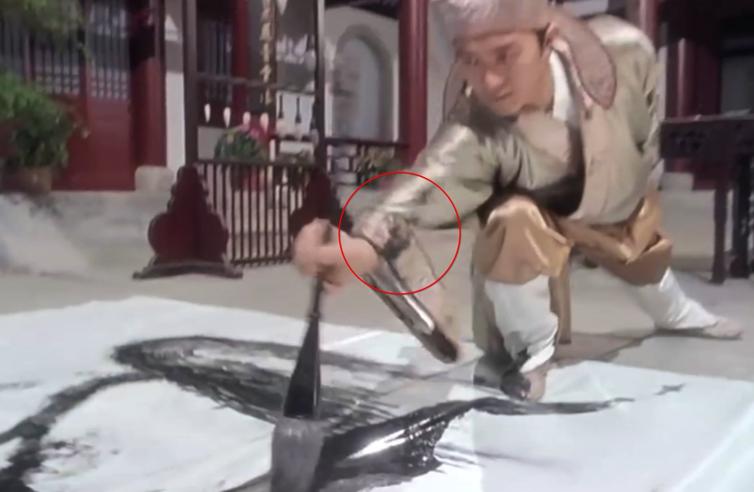周星驰《唐伯虎点秋香》经典又搞笑,但这个穿帮镜头,几乎没人发现