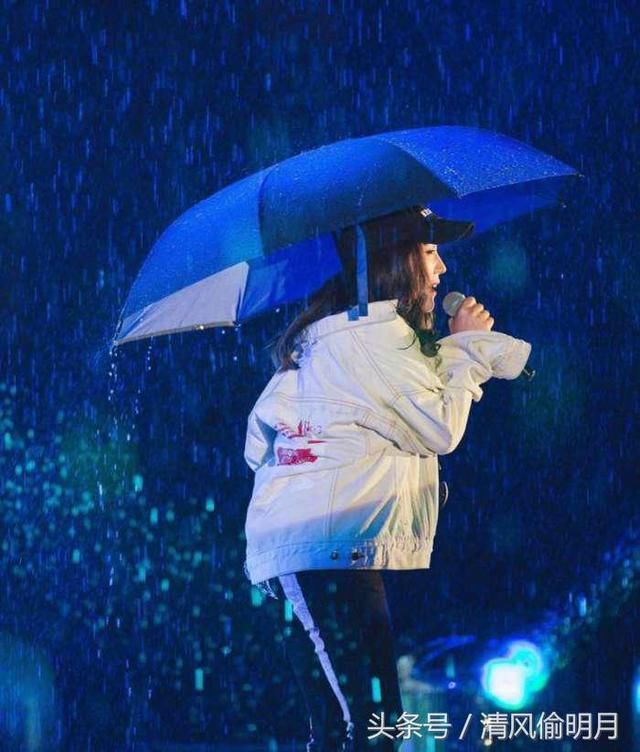 关晓彤:粉丝淋雨我不敢撑伞,春雨绵绵实在讨人厌,当然明星们的脚步却