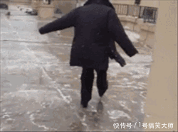 搞笑gif 妹子看见什么了,这表情耐人寻味啊