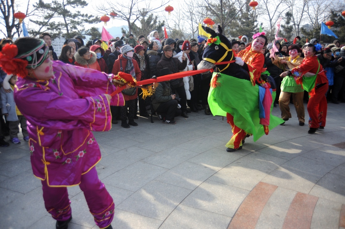 2月9日,民间艺人在山东烟台毓璜顶庙会上进行民俗表演.