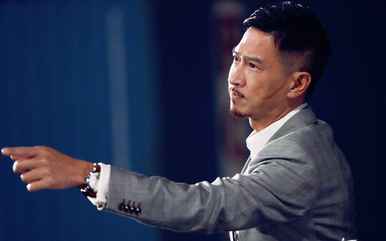 张家辉说这是非常不一样的警匪片,肯定会给大家带来惊喜.