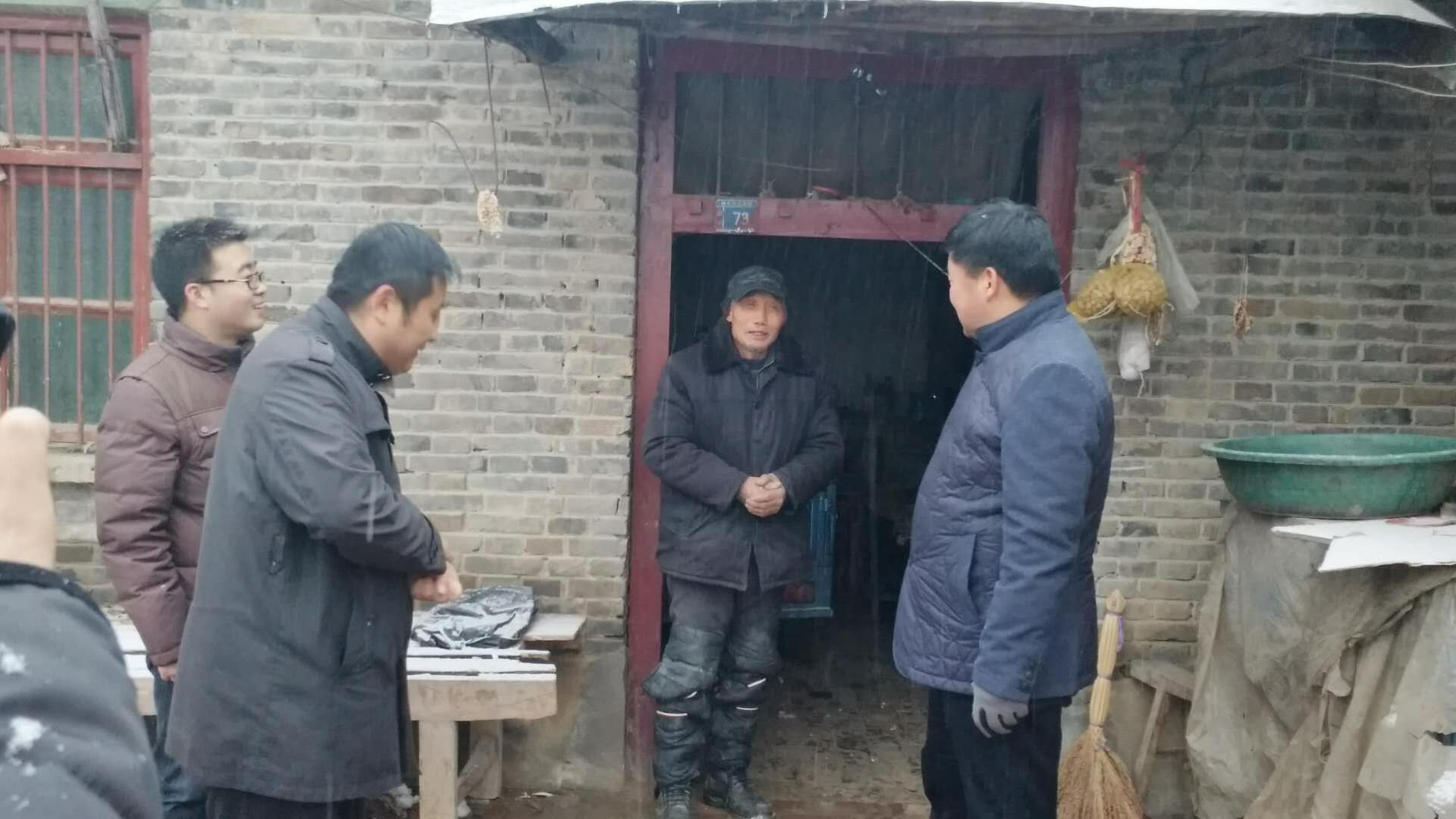 委员及中层干部一行17人冒着大雪来到所帮扶的商水县魏集镇张庄行政村