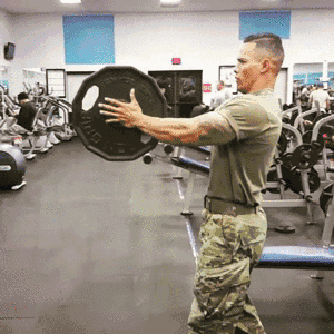 美国退伍大兵健身房虐肌肉,让健身老司机觉得自己只是