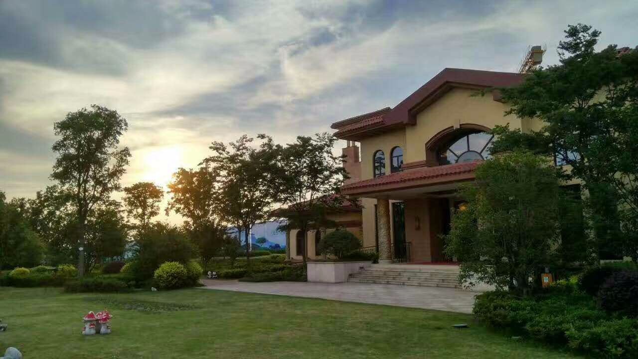 长长的半圆,高达拱门的廊道等地中海建筑特色别墅,赋予了风格海景的灵尔湾别墅艺术图片