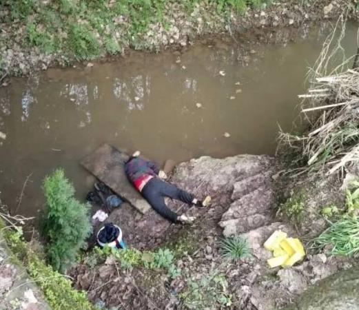 老人河边洗衣服被淹死,其子100天前车祸身亡