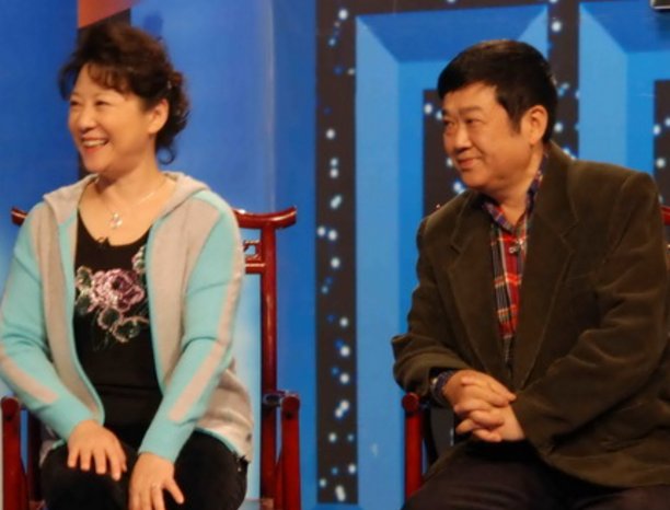 60多岁王馥荔和家人近照,夫妻恩爱让人羡慕,儿子也是演员