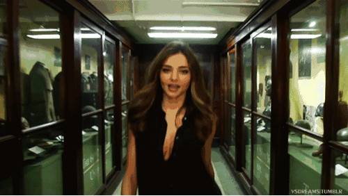 我有个朋友,曾经做过一段时间的pr,每次见客户都会穿上小黑裙.