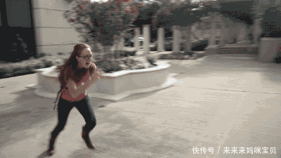 自带小板凳坐在车尾部的过道里面了, 司机一脚急刹车,老大爷直接从车