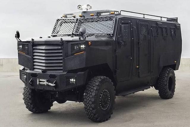 这辆装甲车根据需要有不同用途,其中apc代表装甲运兵车,amev代表装甲