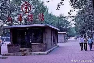 80年代的天津老照片:图为80年代的天津地铁新华路站,当年还是用的繁体