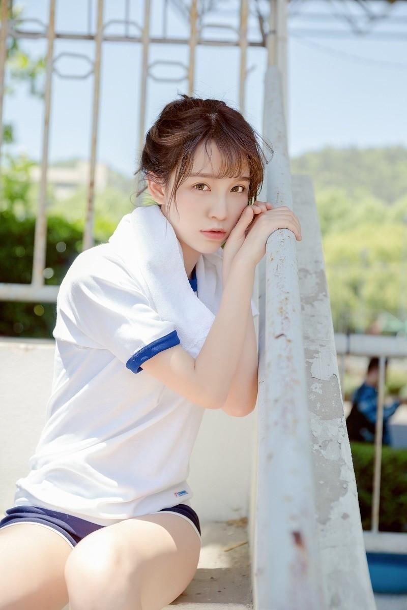 长腿游记美女运动服湖光写真图片紧身活力相和两美女秋月图片