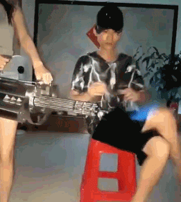 爆笑gif图:冲你这疲惫的样,有点良知的人也不能叫你呀