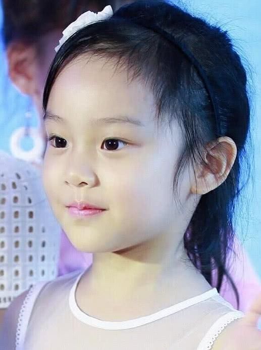 李小璐基因太强大了,6岁甜馨长开了,不得不惊叹李小璐的基因好