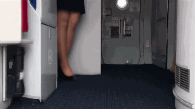 外媒搭乘包机抵朝 朝鲜美女空乘会说中文