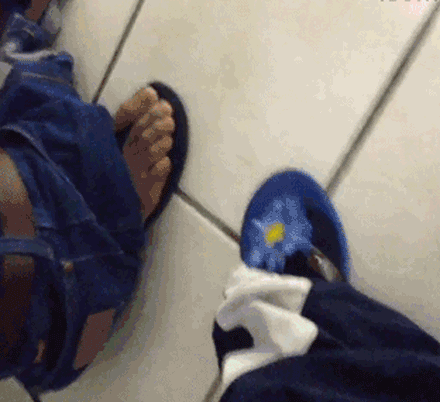 吓的对面哥们以后再也不敢拉屎了