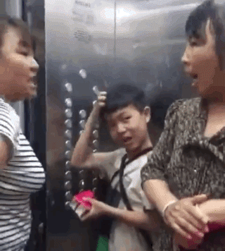 两位大妈,能不能不要在公共场所吵架,还当着孩子的面