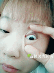 带美瞳还有这种操作,看着很危险的,还是别带了