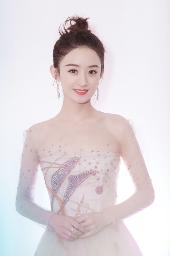 赵丽颖 身穿裸色沙裙,扎丸子头,甜美的笑容,太仙美了