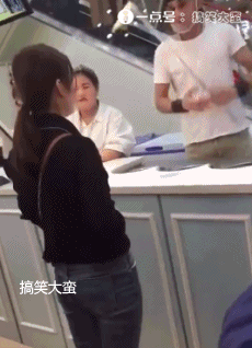 搞笑gif:健身房遇到一个撸铁的妹子,我是真的怕!