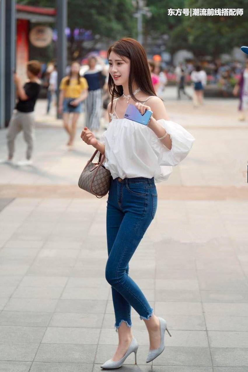 街拍:图1桌面裙美女,凹细腰丝袜!图2紧身黑色女手绘造型美女壁纸图片