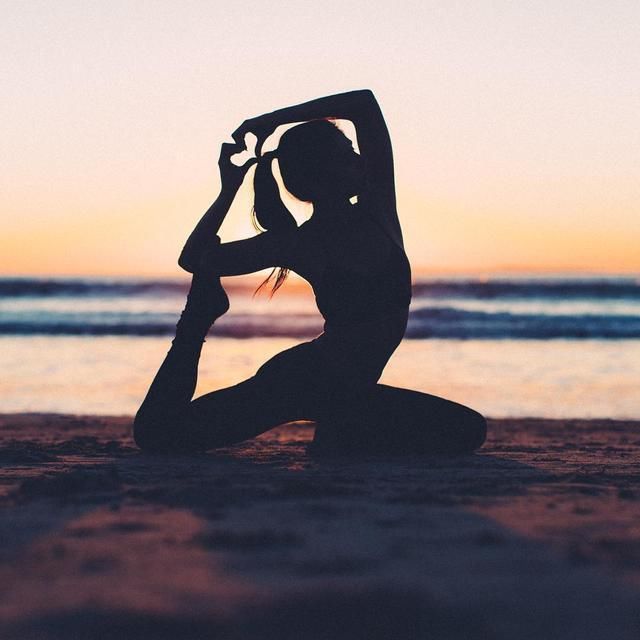在海边练瑜伽的浪漫风情,有几个人能体会到这种乐趣?