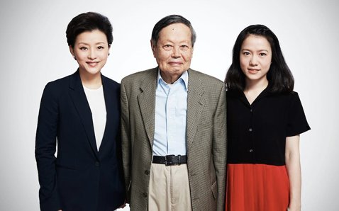96岁杨振宁和42岁妻子翁帆近照,相守14年后,如今翁帆很无奈