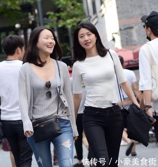 街拍超短裙的性感相当火辣,一双雪白大长腿,勾魂美女v性感美女图片