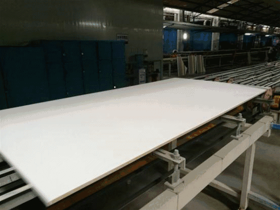 进入喷墨机房之前的陶瓷大板砖坯