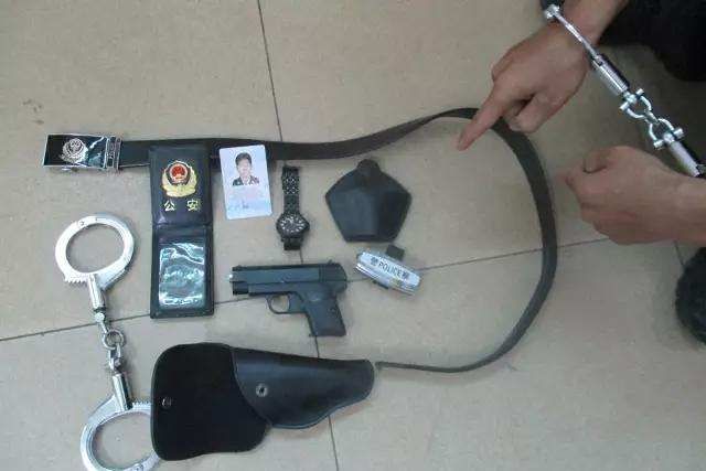 广东20岁小伙带上警证手铐, 到保健中心扫黄, 谁知出师不利