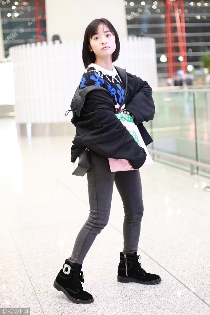 沈月表情狂翻白眼扮棉服穿机场撒欢卖萌俏包情我买表要图片
