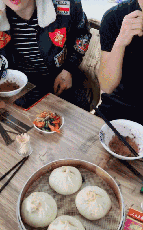 搞笑gif动图:有个国足的爸爸,从来就没吃饱过!