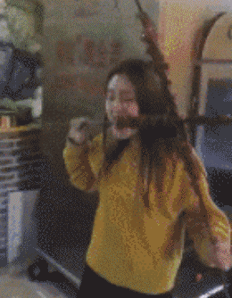 搞笑gif趣图:妹子,放开那条狗,有本事冲我们来!