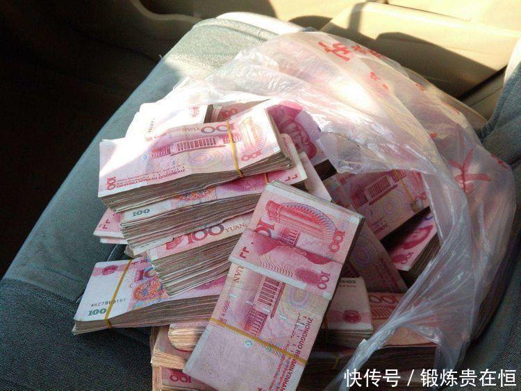 拾荒老人捡到二十万现金 失主认领时却被吓坏了!