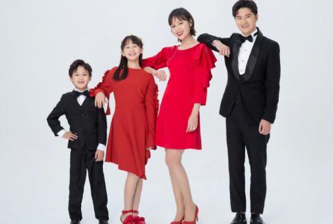 田亮晒一家四口全家福对比照,一家人站成一排,女儿森碟长高不少