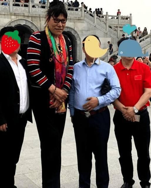 郑海霞身高2米06,16岁就成功入选国家队,并在1984年就参加了洛杉矶