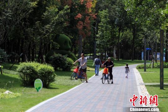 图说:成都市民在熊猫绿道休闲游憩 王磊 摄