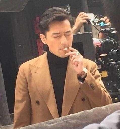 胡歌路边抽烟被拍