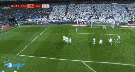 伊斯科的脚后跟磕球过人