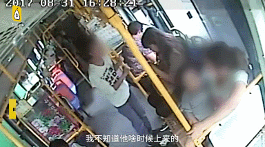 男子公交车上用下体摩擦女孩腿部 被猛踹裆部