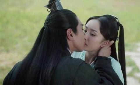 中的精彩演绎收获了很多粉丝,她在剧中也有吻戏,剧中杨幂和赵又廷激吻