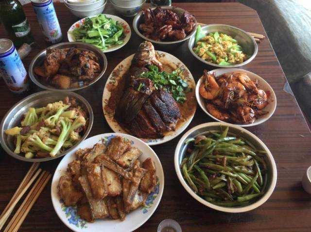 大肉全都有,就是颜色看上去不是很好看,但是我相信这绝对是妈妈做的菜