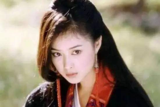 1991年,8岁的蒋欣就主演了第一部影视剧《坠子皇后.