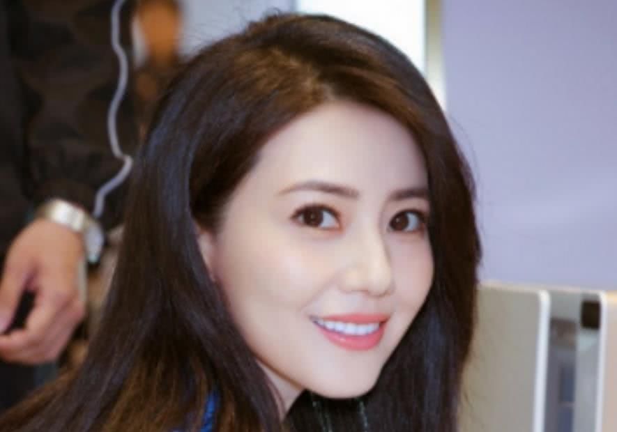 高圆圆笑起来真是太美了,网友:难怪赵又廷对你那么着迷