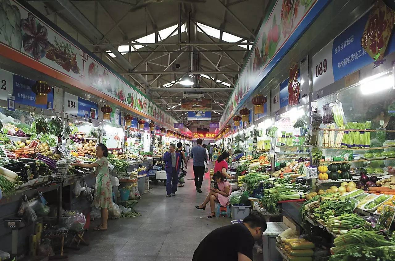 国际范儿的三源里菜市场-北京时间